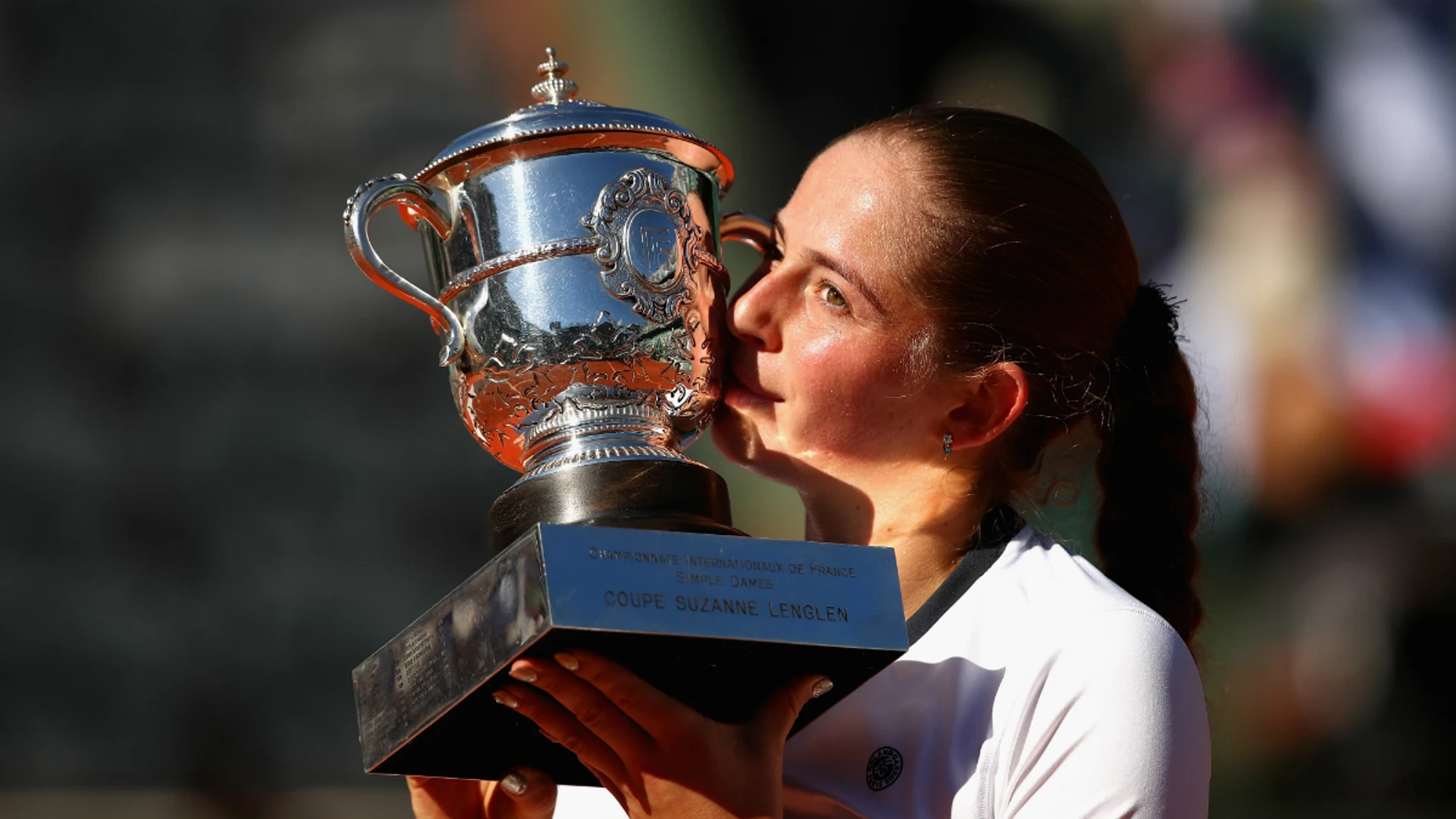 Ostapenko, con el trofeo de Roland Garros Ostapenko, con el trofeo de Roland Garros