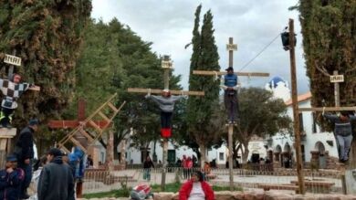 Un cura cuelga de una cruz a un menor en Argentina como símbolo del sufrimiento de los niños alrededor del mundo