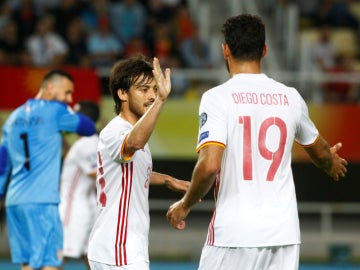 Silva y Diego Costa celebran un gol