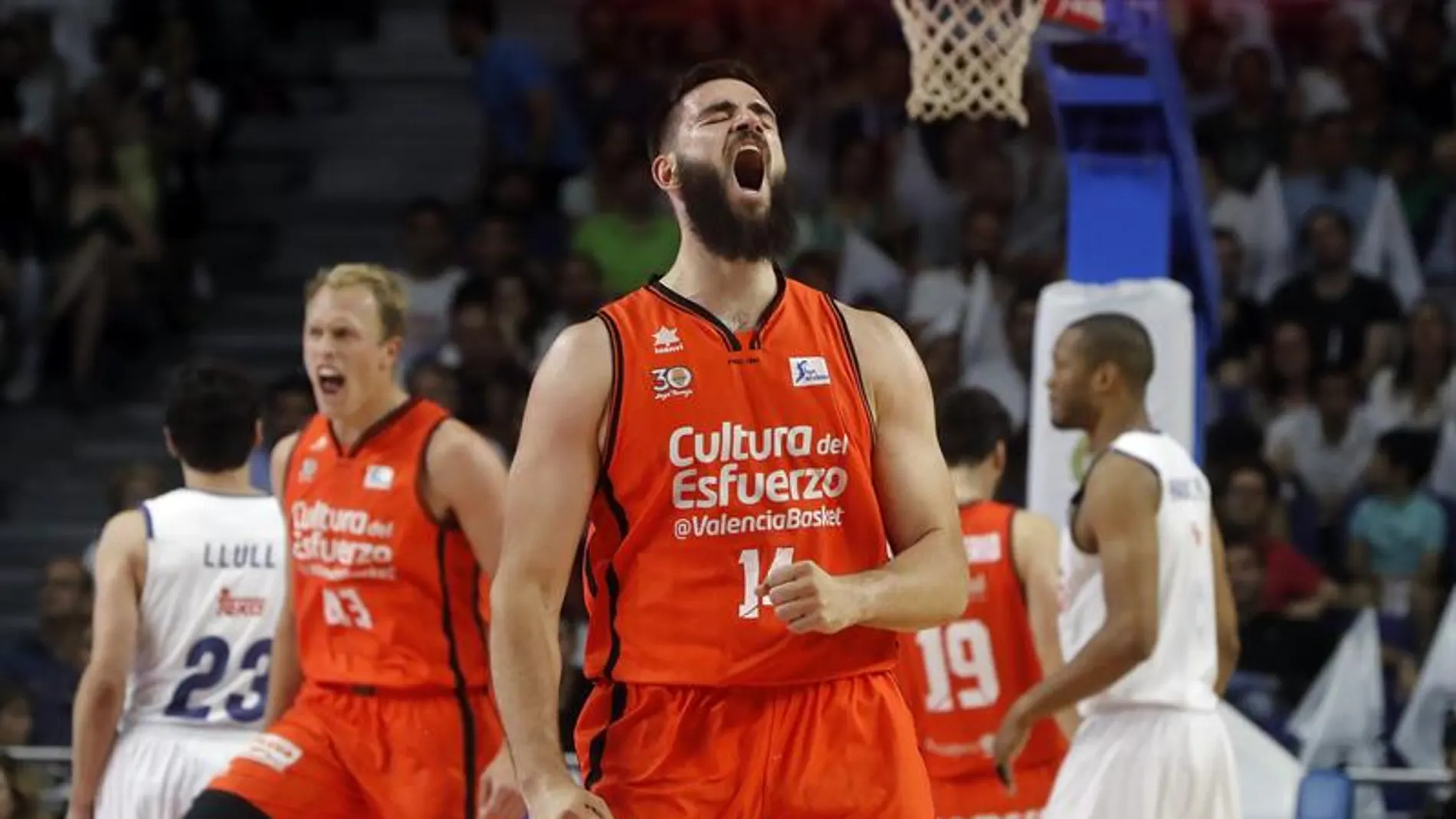 Dubljevic celebra una canasta ante el Real Madrid Dubljevic celebra una canasta ante el Real Madrid