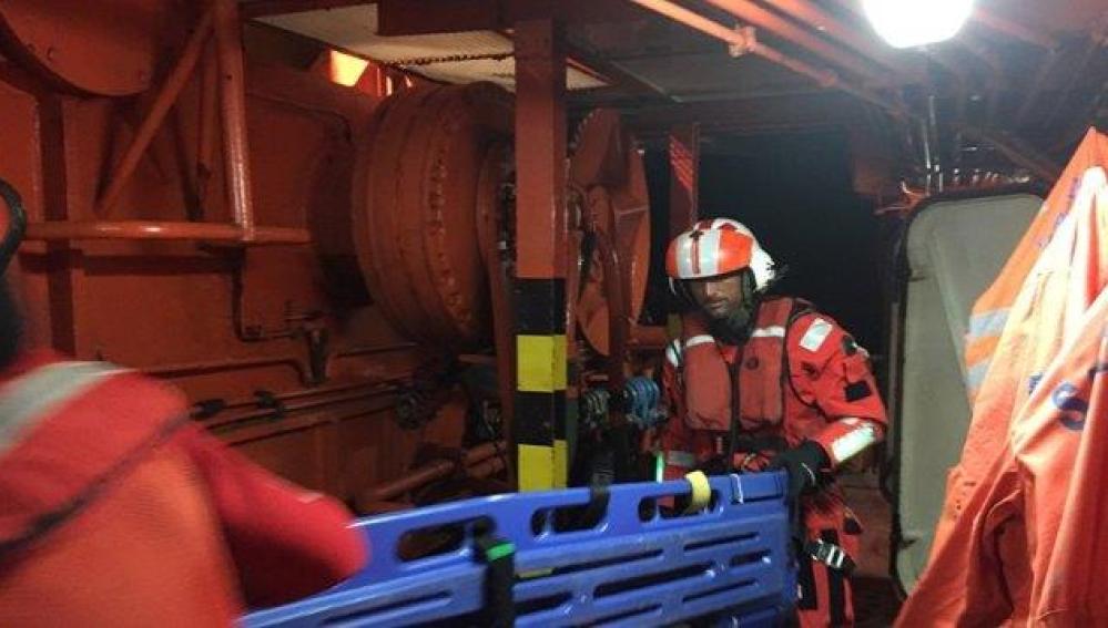 Operarios de Salvamento Marítimo a bordo de una embarcación