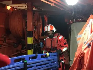 Operarios de Salvamento Marítimo a bordo de una embarcación Operarios de Salvamento Marítimo a bordo de una embarcación