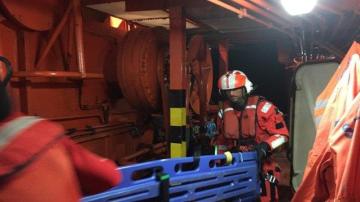Operarios de Salvamento Marítimo a bordo de una embarcación