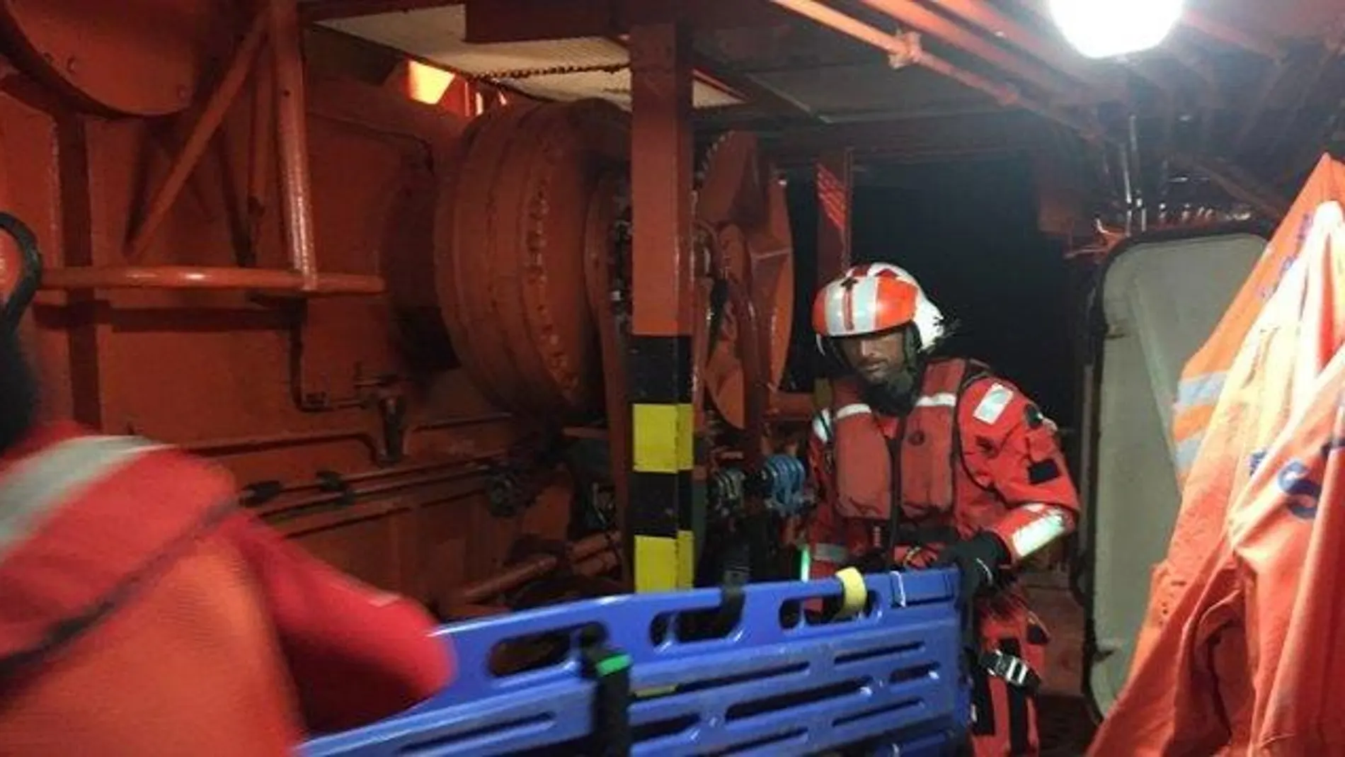 Operarios de Salvamento Marítimo a bordo de una embarcación Operarios de Salvamento Marítimo a bordo de una embarcación