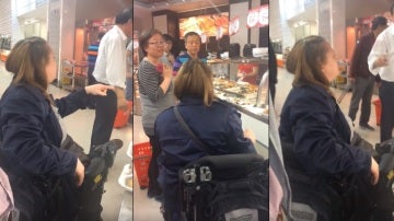Una mujer recrimina a unos trabajadores chinos que no sepan hablar inglés