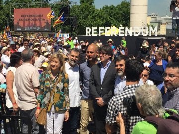 Josep Guardiola y Carles Puigdemont en el acto de apoyo al referéndum