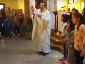 Sacerdote bailando al ritmo de ´Despacito'.