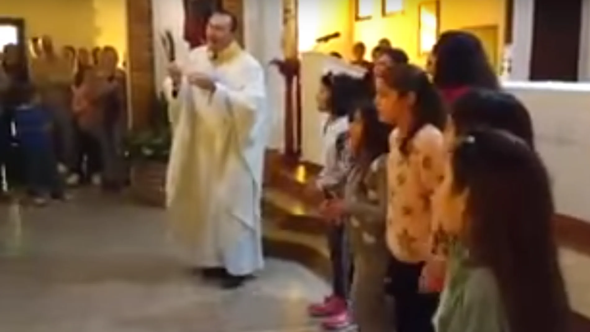 Sacerdote bailando al ritmo de ´Despacito'. Sacerdote bailando al ritmo de ´Despacito'.