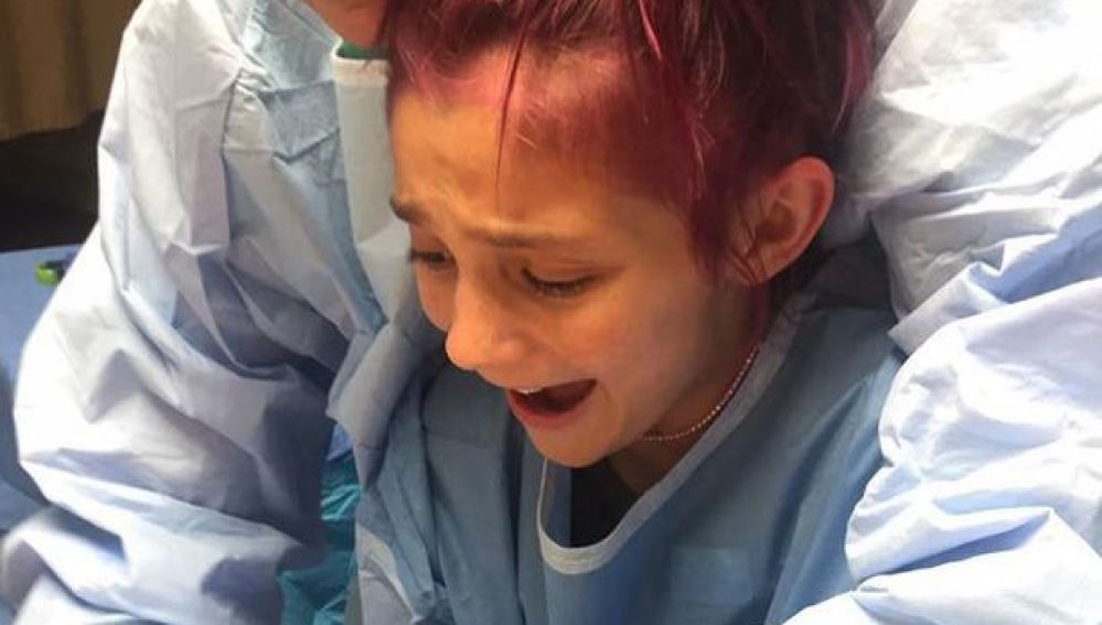 Niña ayudando en el parto de su hermano