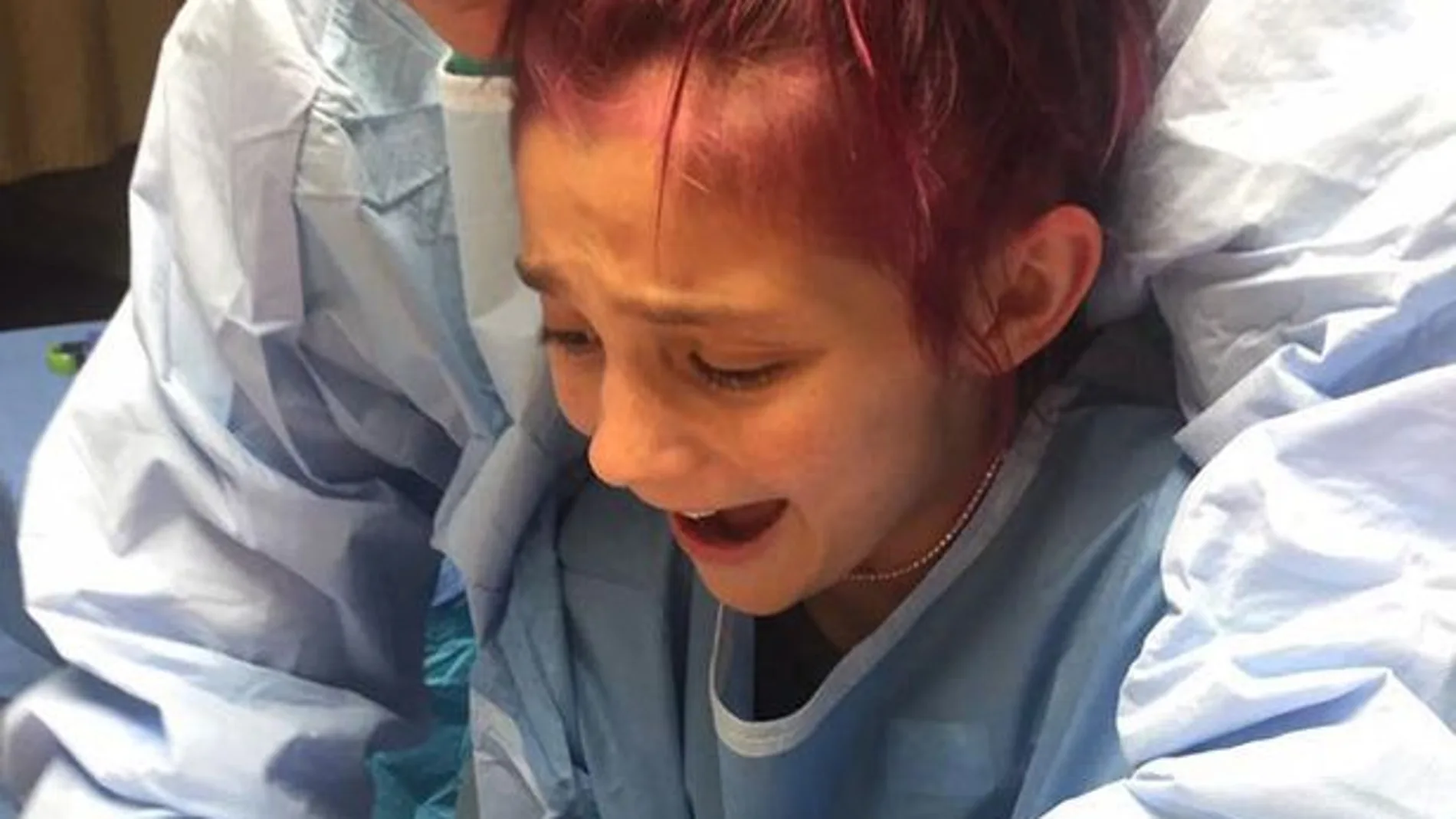 Niña ayudando en el parto de su hermano Niña ayudando en el parto de su hermano