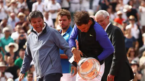 Momento en que se cae la Copa de los Mosqueteros Momento en que se cae la Copa de los Mosqueteros