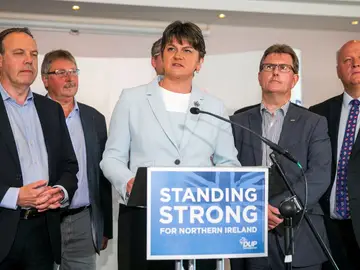 Arlene Foster junto a su equipo Arlene Foster junto a su equipo