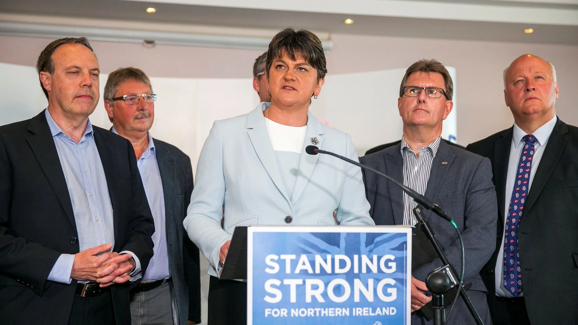 Arlene Foster junto a su equipo Arlene Foster junto a su equipo