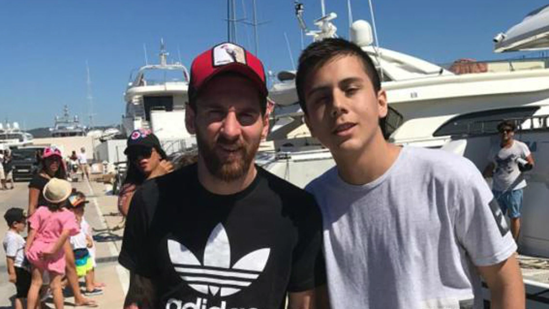 Messi posa en una fotografía para un aficionado Messi posa en una fotografía para un aficionado