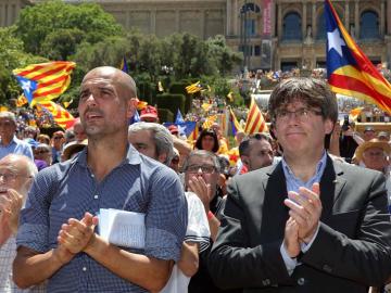 Pep Guardiola y Carles Puigdemont, aplauden al finallizar un acto con el lema 'referéndum es democracia'