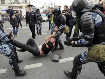 La Policía rusa detiene a un hombre en las protestas en Moscú
