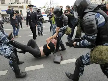 La Policía rusa detiene a un hombre en las protestas en Moscú La Policía rusa detiene a un hombre en las protestas en Moscú