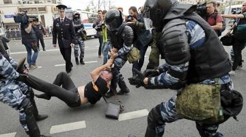 La Policía rusa detiene a un hombre en las protestas en Moscú