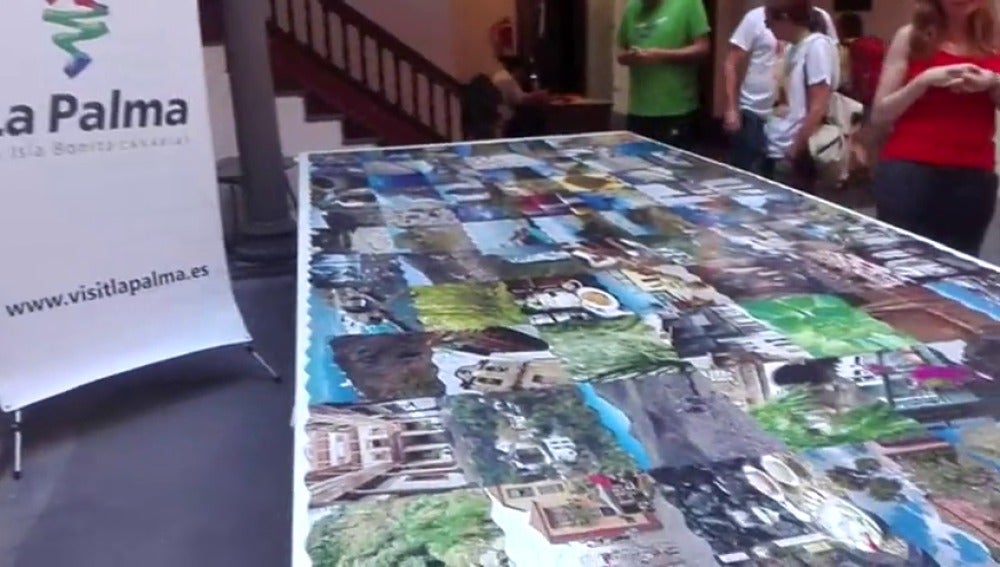 Frame 31.219555 de: Aficionados montan el puzle de piezas de madera más grande del mundo en La Palma
