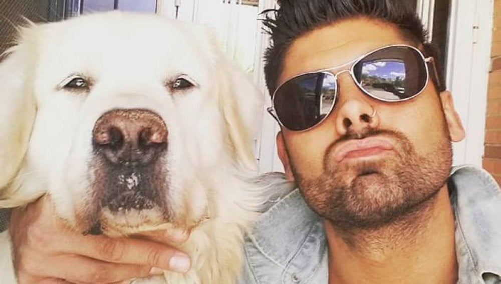 El cantautor Javo junto a su perro