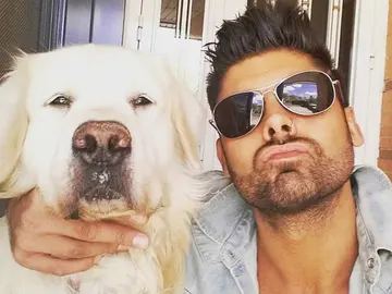 El cantautor Javo junto a su perro El cantautor Javo junto a su perro