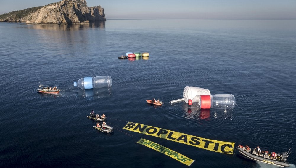 Greenpeace coloca diez objetos gigantes en el Mediterráneo para "hacer visible" la contaminación por plásticos del mar