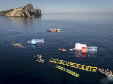 Greenpeace coloca diez objetos gigantes en el Mediterráneo para "hacer visible" la contaminación por plásticos del mar Greenpeace coloca diez objetos gigantes en el Mediterráneo para "hacer visible" la contaminación por plásticos del mar