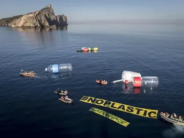 Greenpeace coloca diez objetos gigantes en el Mediterráneo para "hacer visible" la contaminación por plásticos del mar Greenpeace coloca diez objetos gigantes en el Mediterráneo para "hacer visible" la contaminación por plásticos del mar