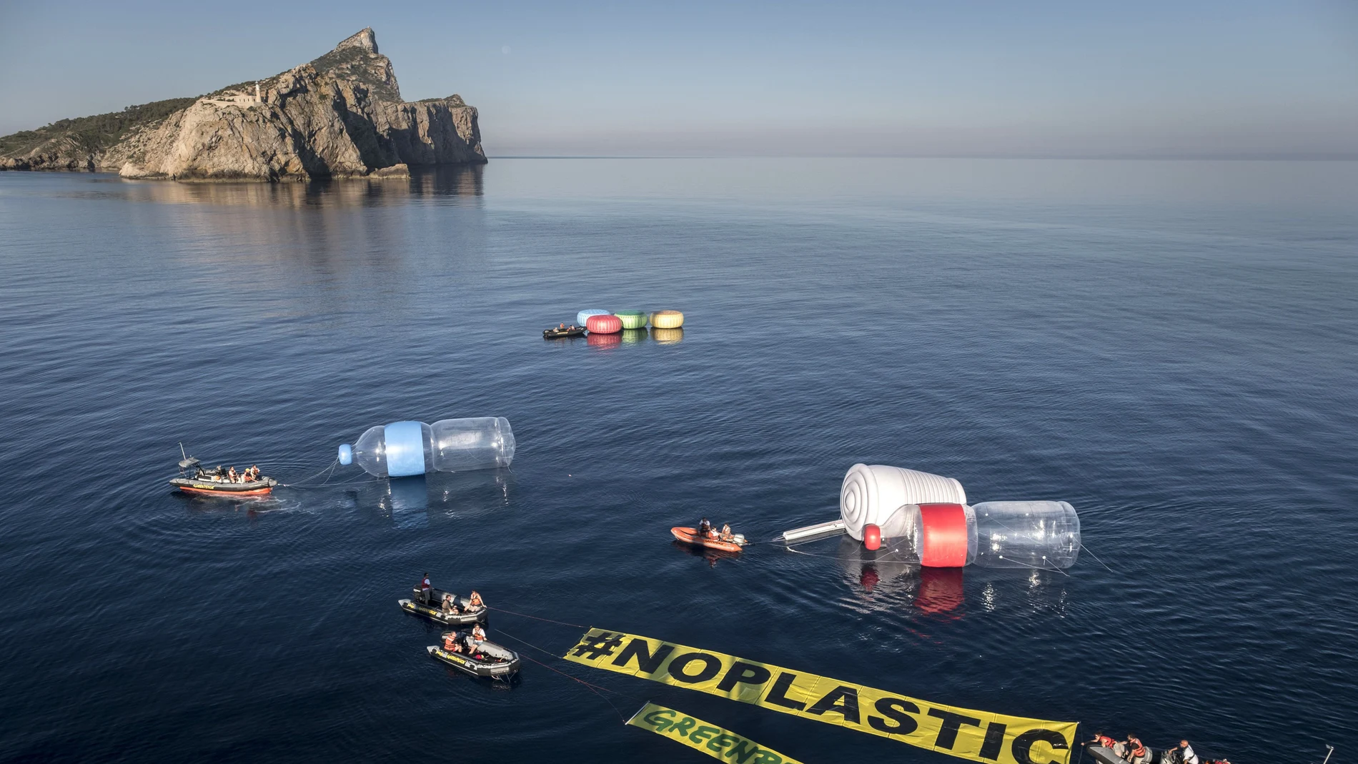 Greenpeace coloca diez objetos gigantes en el Mediterráneo para "hacer visible" la contaminación por plásticos del mar Greenpeace coloca diez objetos gigantes en el Mediterráneo para "hacer visible" la contaminación por plásticos del mar
