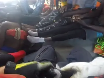Frame 15.284119 de: Salvamento rescata a 7 inmigrantes en aguas del Estrecho Frame 15.284119 de: Salvamento rescata a 7 inmigrantes en aguas del Estrecho