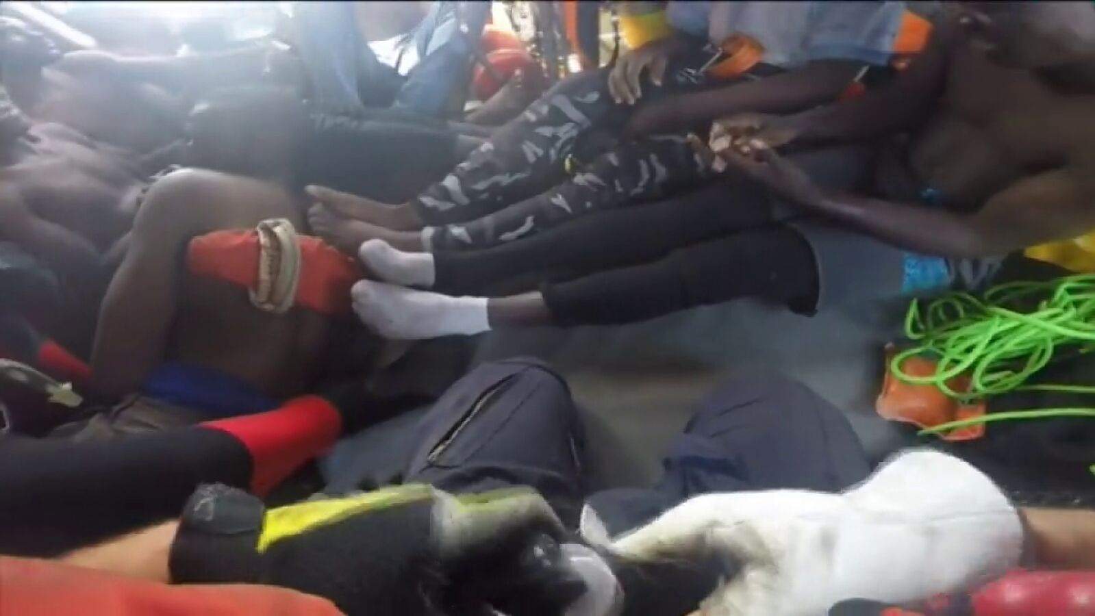 Salvamento rescata a siete inmigrantes después de que volcara su embarcación en aguas del Estrecho 