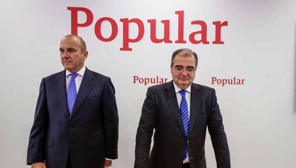 El expresidente del Banco Popular, Ángel Ron (d), junto al ex consejero delegado de la entidad, Pedro Larena