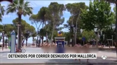 Un grupo de veinte turistas británicos, multado por pasear desnudos por Calviá
