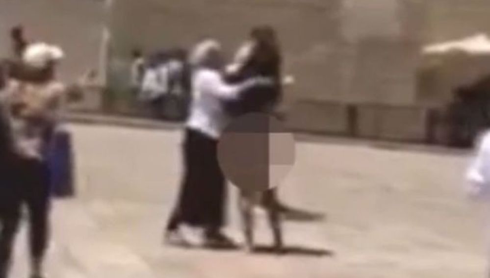 Mujer desnuda en el Muro de las Lmanetaciones
