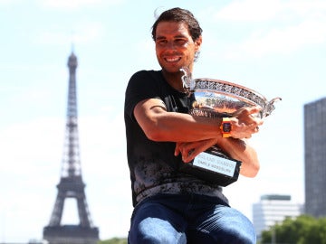 Rafa Nadal abraza su Roland Garros con la Torre Eiffel en el horizonte