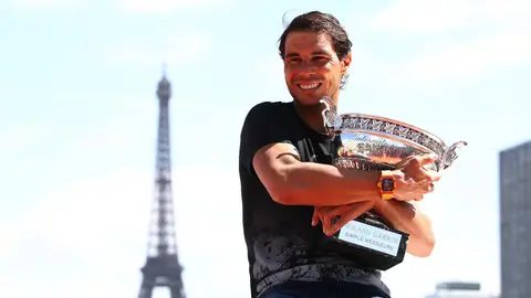 Rafa Nadal abraza su Roland Garros con la Torre Eiffel en el horizonte Rafa Nadal abraza su Roland Garros con la Torre Eiffel en el horizonte