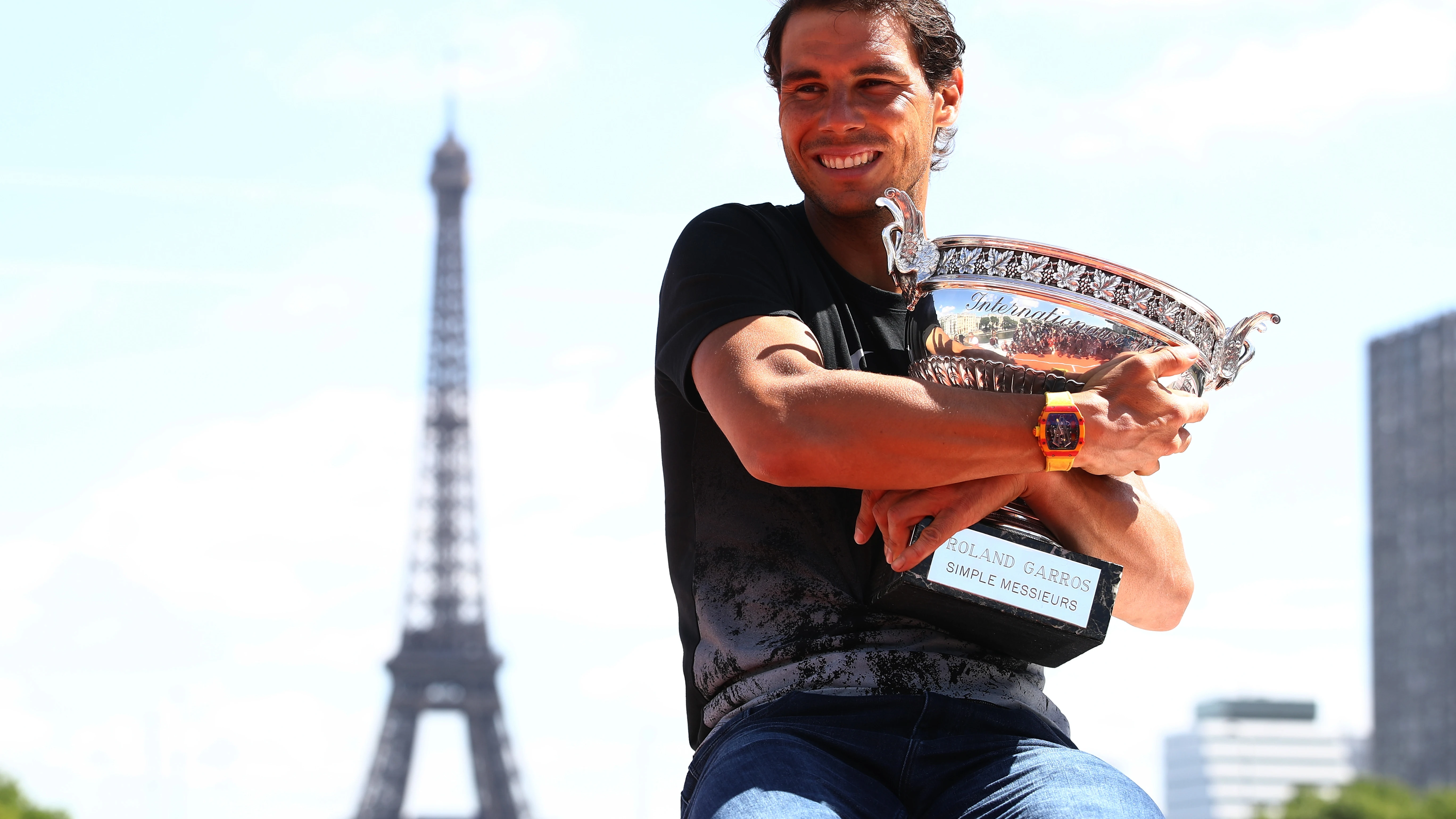 Rafa Nadal abraza su Roland Garros con la Torre Eiffel en el horizonte Rafa Nadal abraza su Roland Garros con la Torre Eiffel en el horizonte