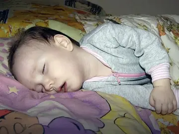Anya Metyolkina mientras duerme Anya Metyolkina mientras duerme