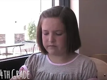 Un padre graba el primer día de clase de su hija durante 12 años Un padre graba el primer día de clase de su hija durante 12 años