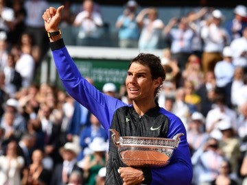 Rafa Nadal levanta el pulgar al público tras ganar Roland Garros