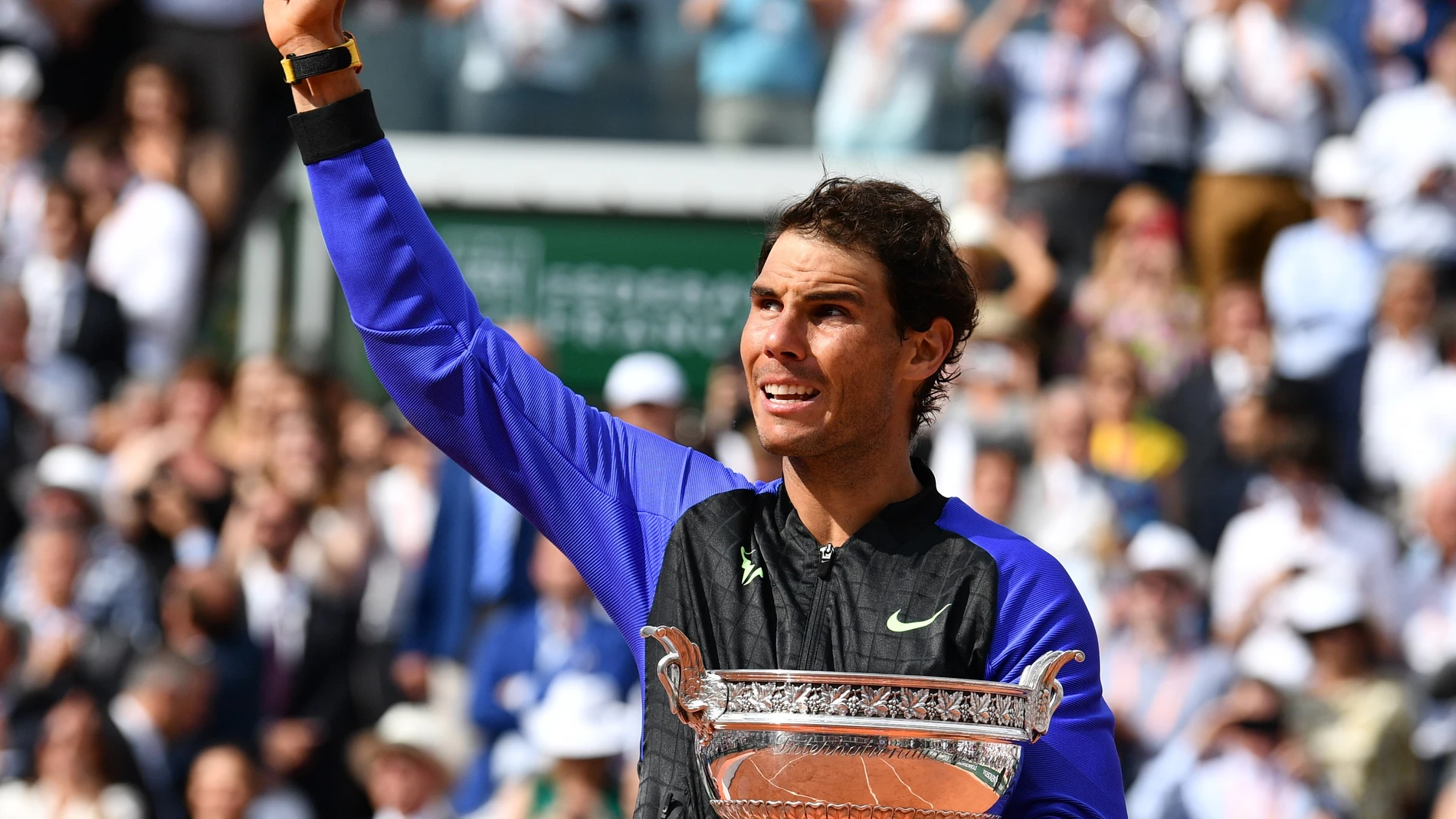 Rafa Nadal levanta el pulgar al público tras ganar Roland Garros Rafa Nadal levanta el pulgar al público tras ganar Roland Garros