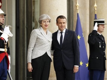 El presidente de Francia, Emmanuel Macron, recibe a la primera ministra británica, Theresa May