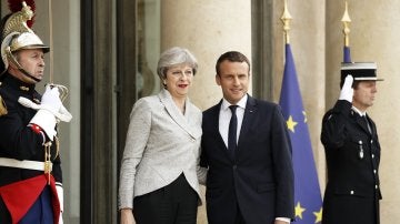 El presidente de Francia, Emmanuel Macron, recibe a la primera ministra británica, Theresa May