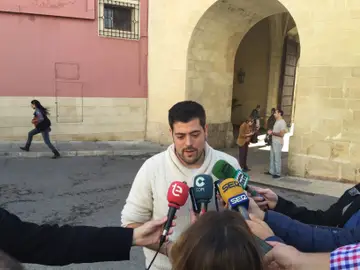 Alejandro Díaz en una imagen de archivo atendiendo a los medios de comunicación en Elche.. Alejandro Díaz en una imagen de archivo atendiendo a los medios de comunicación en Elche..