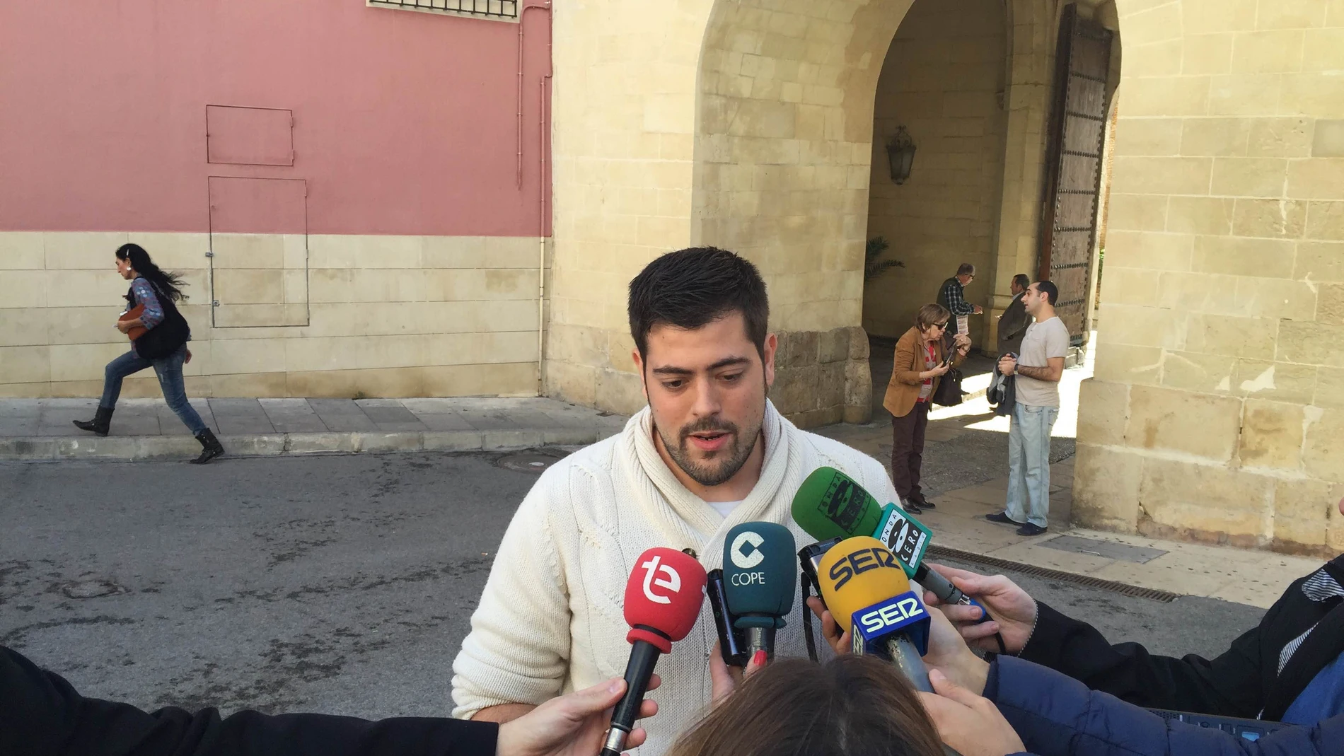 Alejandro Díaz en una imagen de archivo atendiendo a los medios de comunicación en Elche.. Alejandro Díaz en una imagen de archivo atendiendo a los medios de comunicación en Elche..