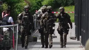 Policías en Alemania Varios policías toman posiciones en el lugar del tiroteo en la estación de metro de Unterföhring en Múnich (Alemania)