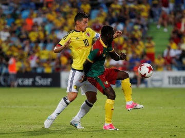 James pelea el balón en el partido de Colombia frente a Camerún