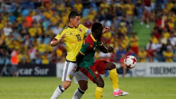 James pelea el balón en el partido de Colombia frente a Camerún