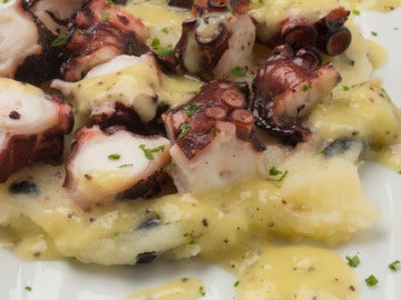 Pulpo con puré de patatas y vinagreta de kiwi. Pulpo con puré de patatas y vinagreta de kiwi.