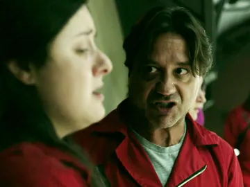 Mercedes, ante un ataque de pánico, suelta las tijeras robadas ante Arturo Mercedes, ante un ataque de pánico, suelta las tijeras robadas ante Arturo